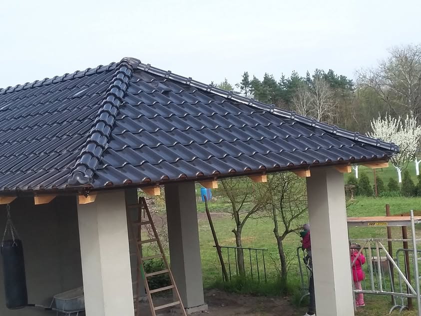 Altánok - Škridla Roben Monza Plus čierna glazúra - Gbely