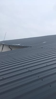 Plechová krytina - BP2 Trapéz T35 0,7mm antracit - Šúrovce - foto 2