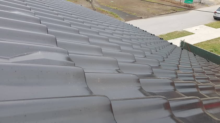 Škridla Tondach Samba 11 čierna glazúra - Rohožník